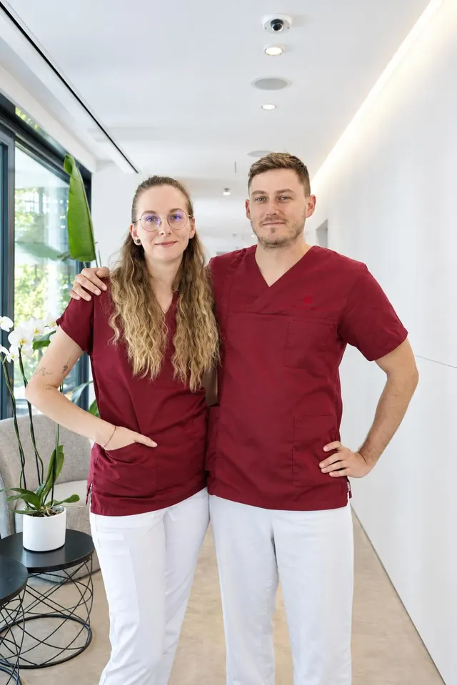 Dvaja členovia tímu kliniky na chodbe
