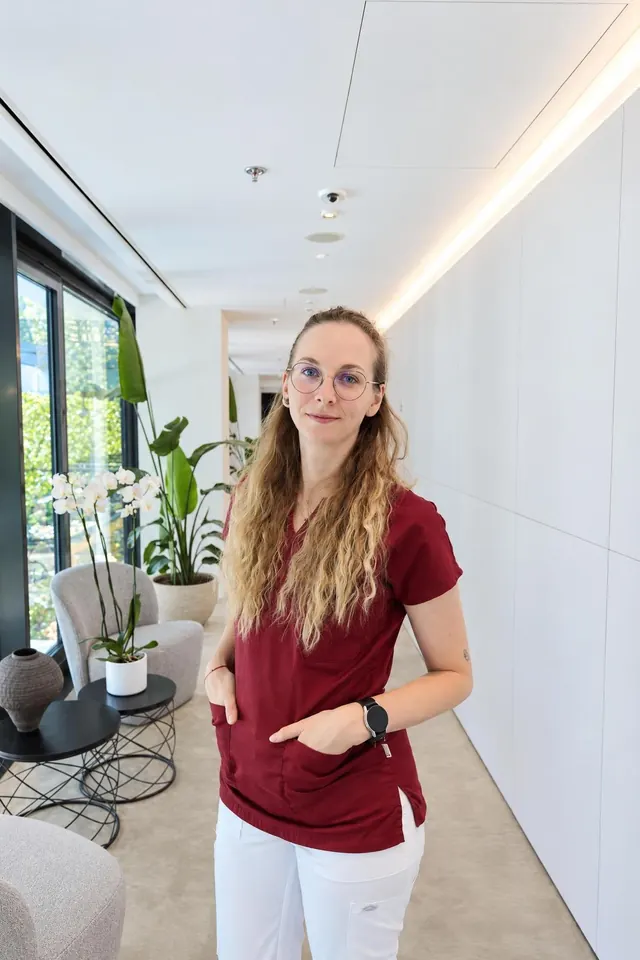 Lekárka kliniky v okuliaroch