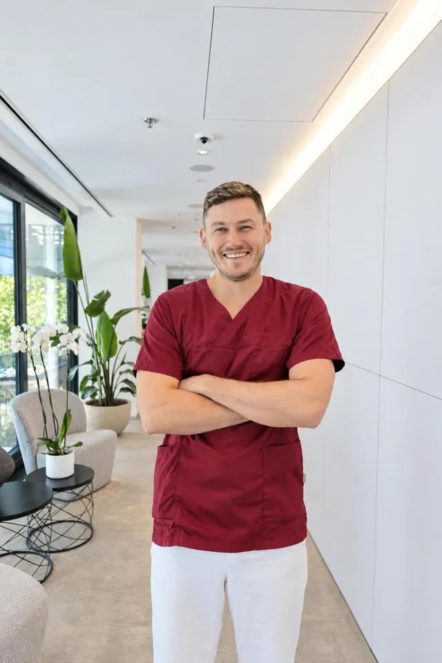 Lekár kliniky s úsmevom